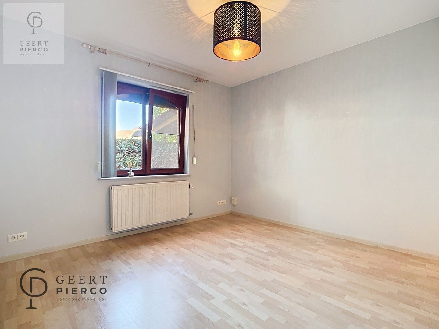 Ruime bungalow met drie slaapkamers en inpandige garage op een perceel van 10a37ca. foto 20