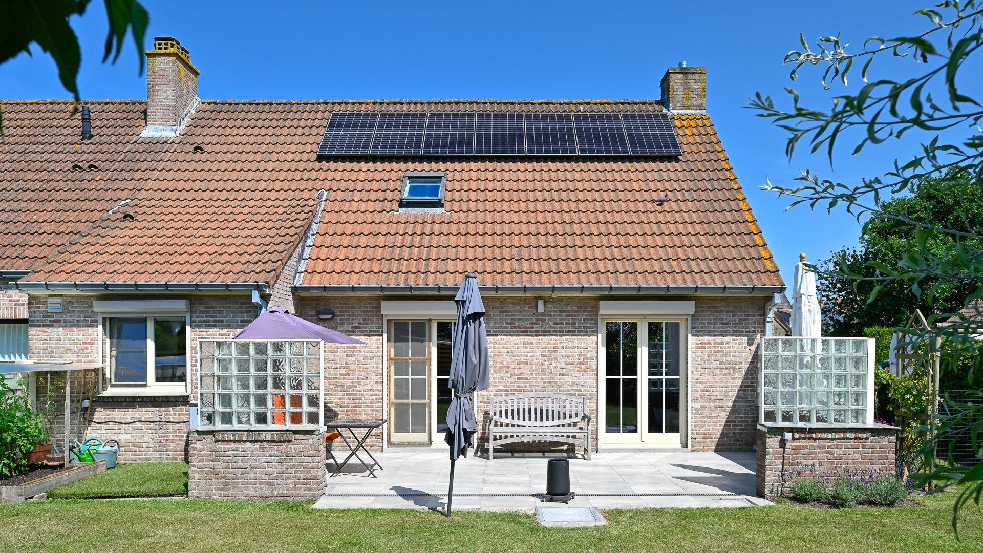 Halfopen villa met garage en zonnige tuin foto 3