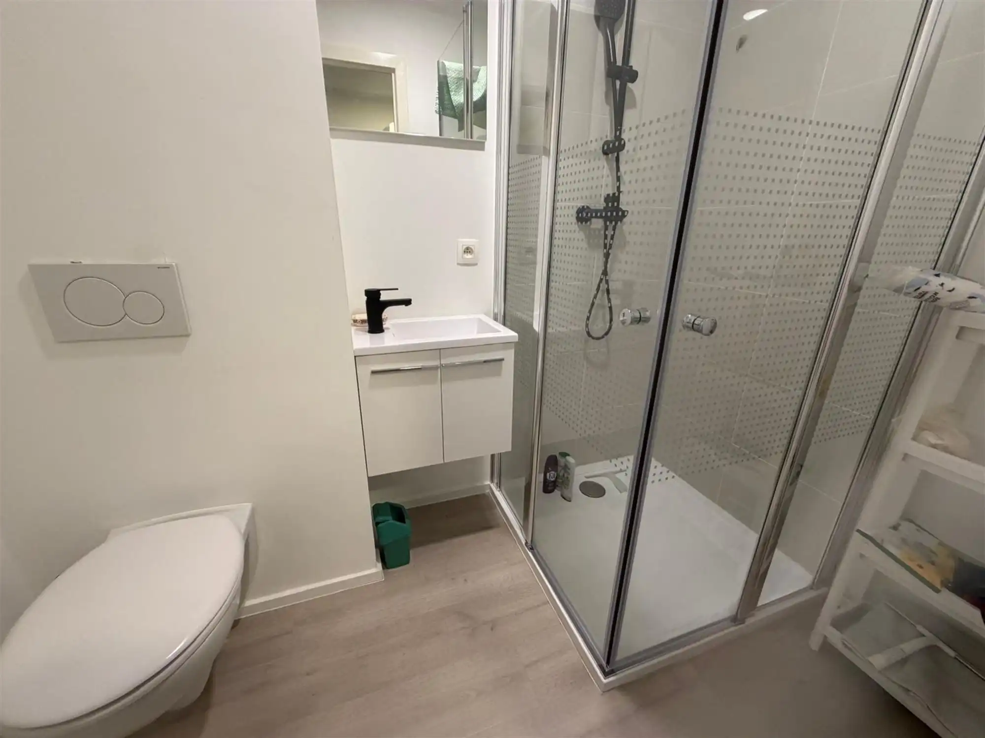 Studentenkamer privatief sanitair met groene tuin foto 3