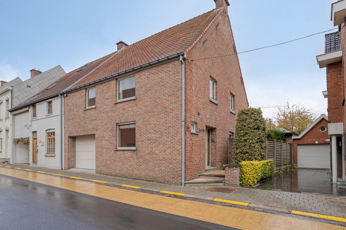 Bijzonder ruime woning met inpandige garage en 3 slks op een perceel van 1218 m². foto 2