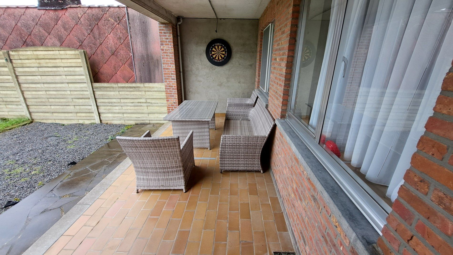 Ruim gelijksvloersapp. met 3 slaapkamers, 2 garages en tuin foto 19