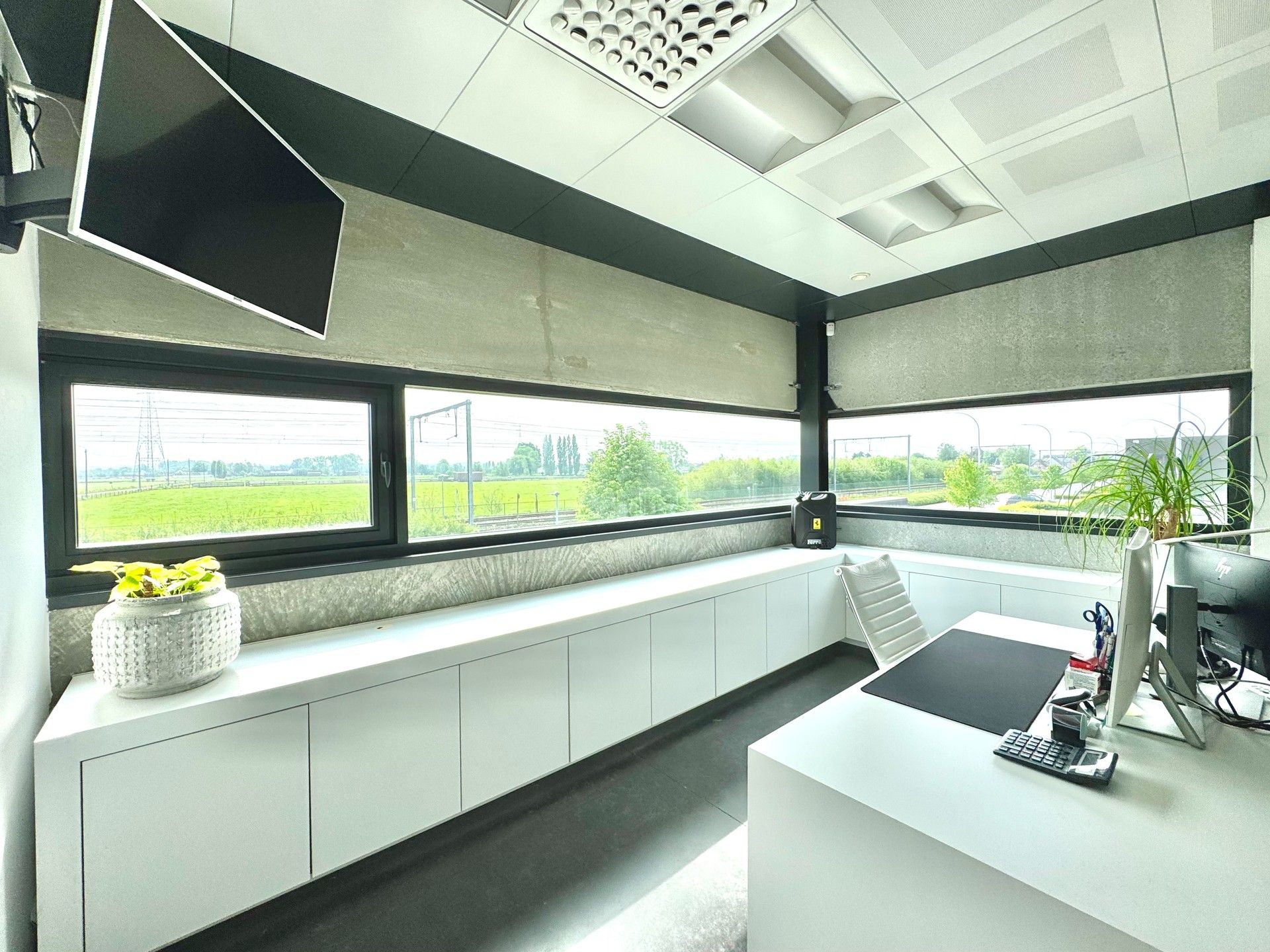 MAGAZIJN MET BURELEN IN KMO ZONE INDUSTRIE foto 24