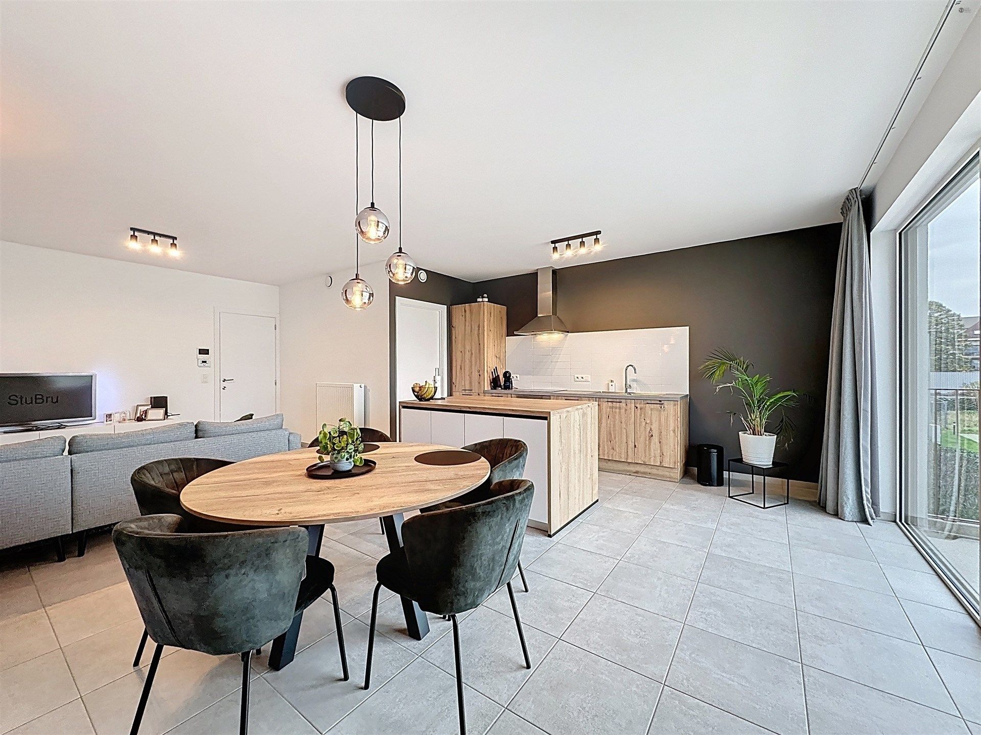 Recent en energiezuinig (A-label) appartement met groot overdekt terras, ondergrondse autostaanplaats en privatieve berging. foto 2