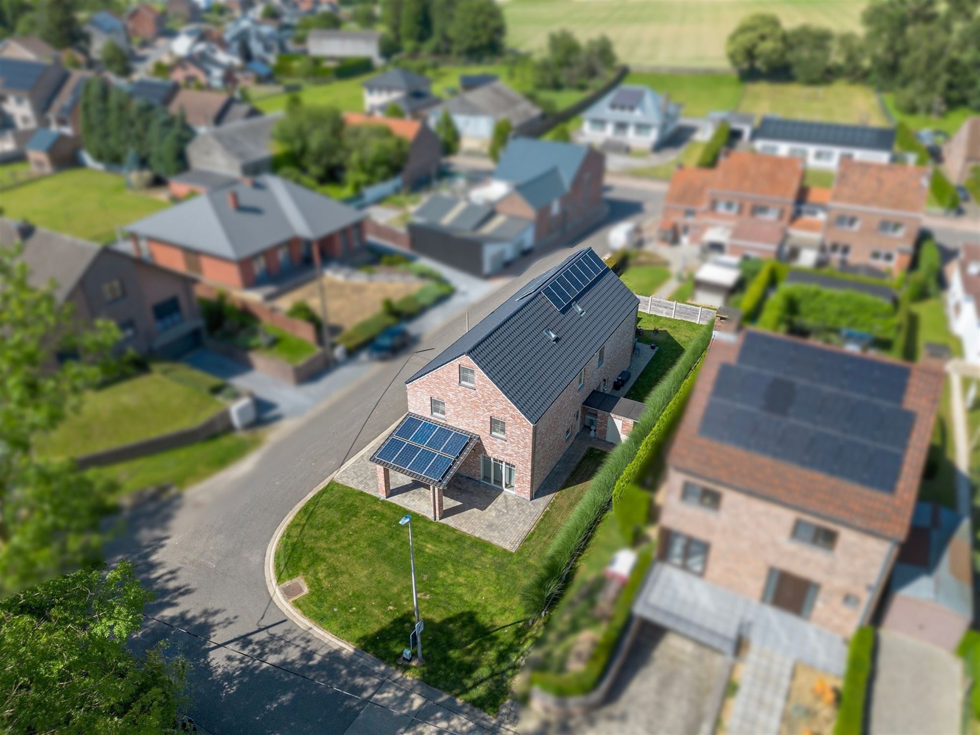 KNAPPE TOT IN DE PUNTJES AFGEWERKTE MET 3 SLAAPKAMERS EN LEUKE TUIN foto 4