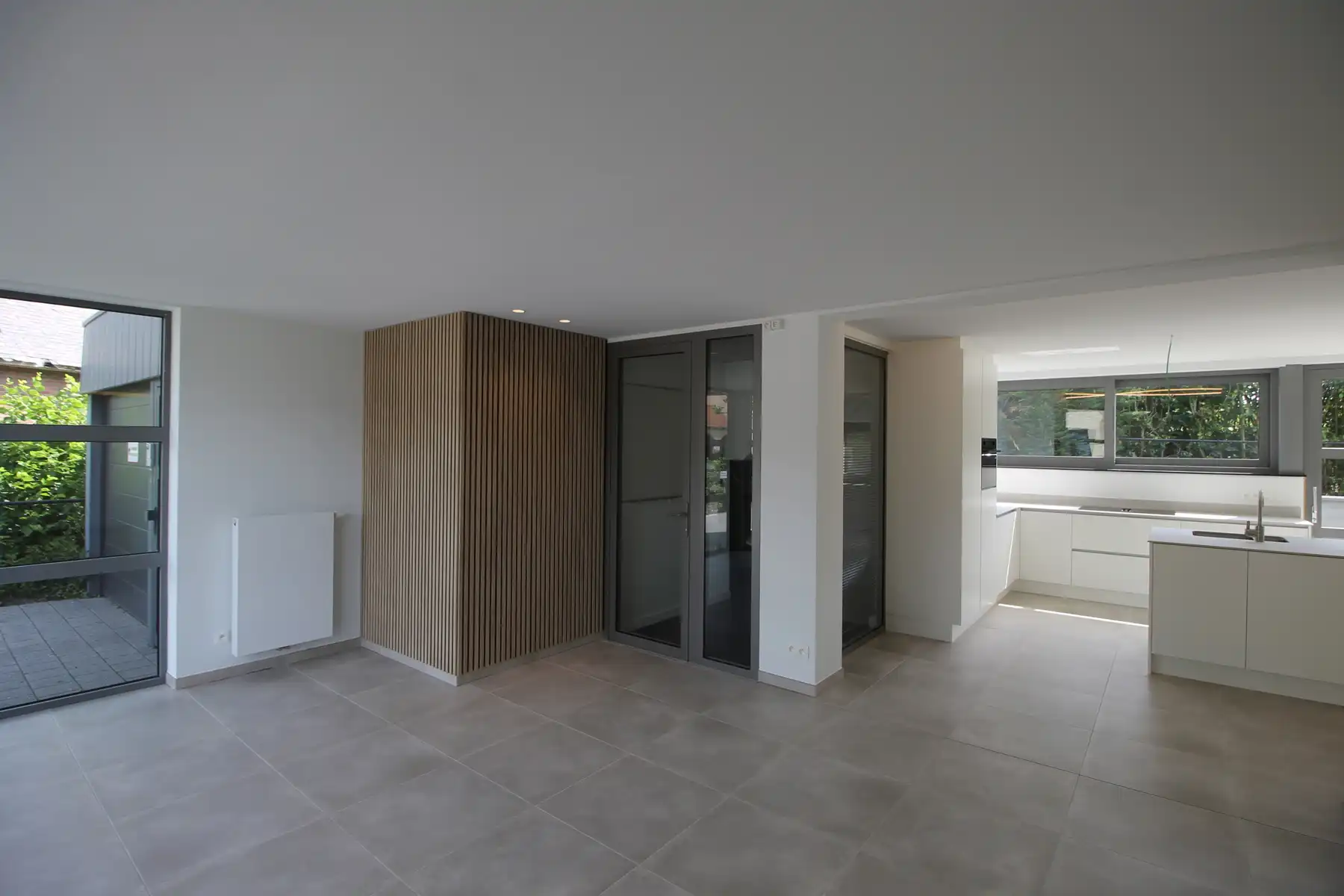 Uniek en ruim (ca 134m²) gelijkvloers appartement met 2 slaapkamers, terras en tuin en autostaanplaats. foto 3