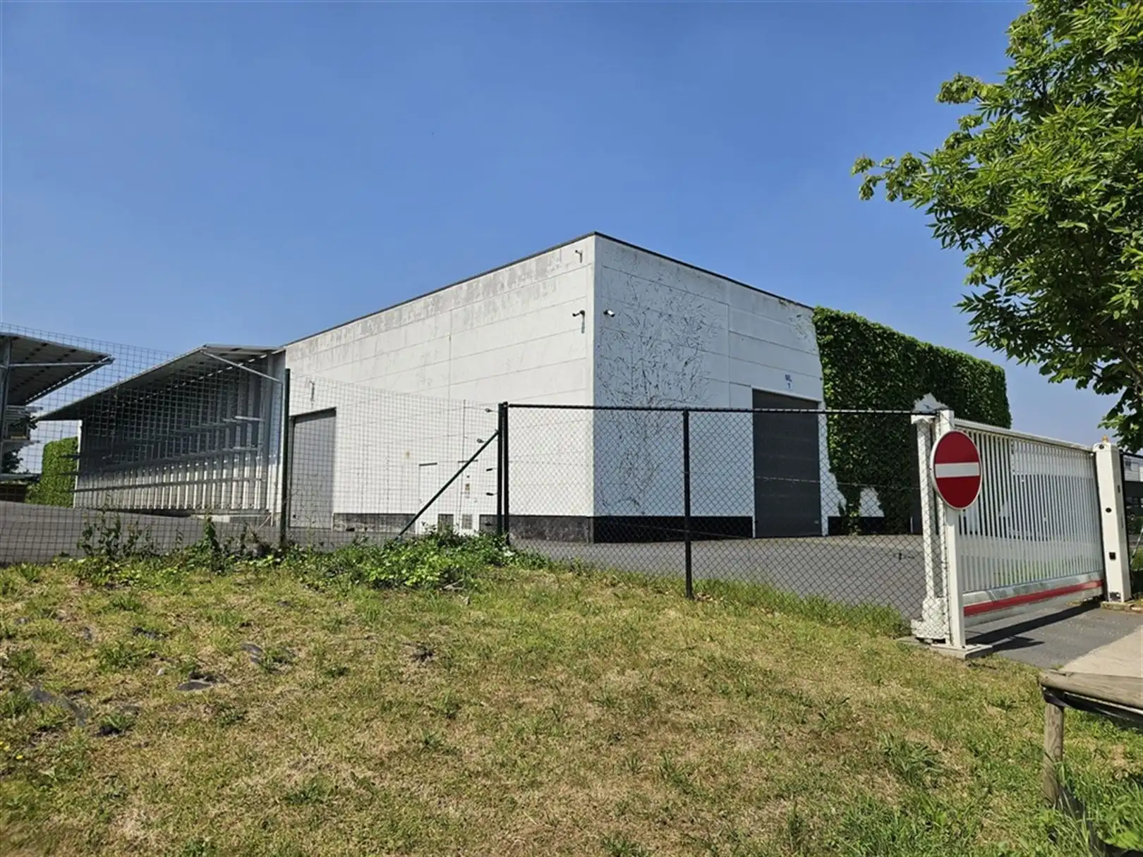 Magazijnen met verhard terrein en kantoren foto 4