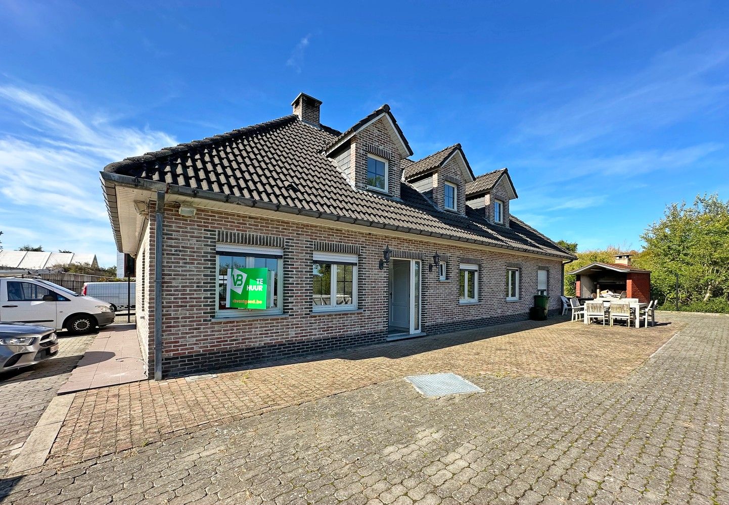 Zeer ruime woning met 4 slaapkamers, groot terras en 2 autostaanplaatsen! foto {{pictureIndex}}