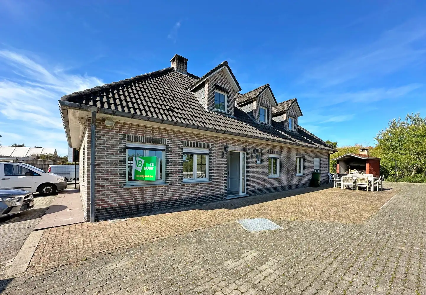 Zeer ruime woning met 4 slaapkamers, groot terras en 2 autostaanplaatsen! foto {{pictureIndex}}