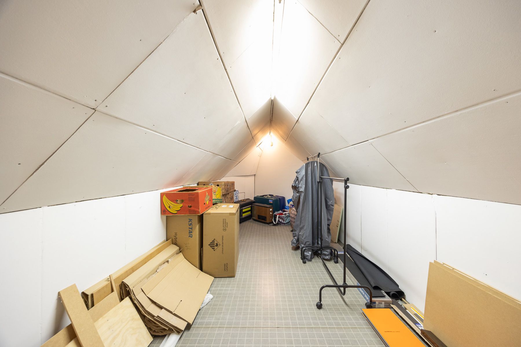 Goed gelegen vernieuwde PRAKTIJK-woning met 3 slpk en garage foto 22