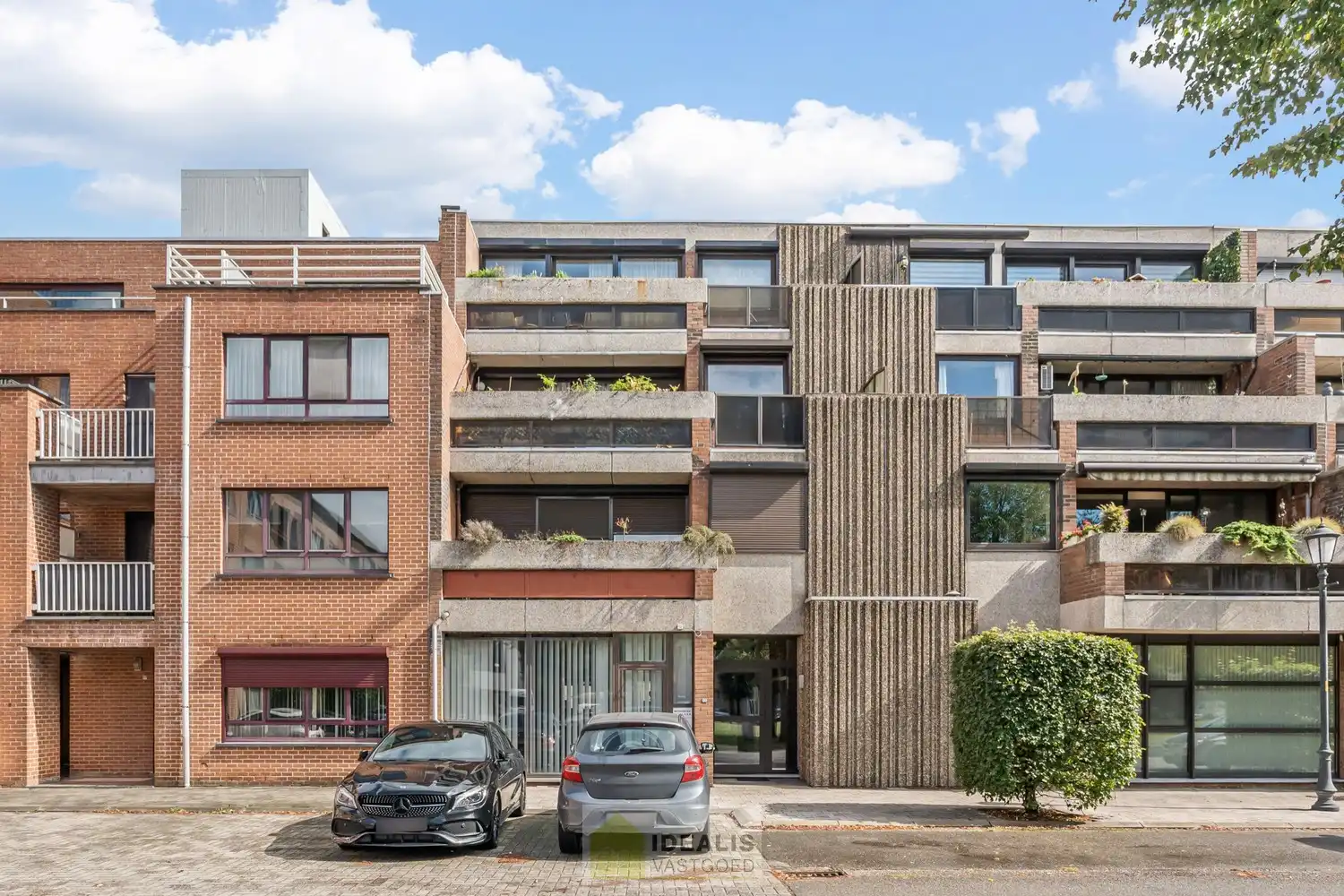 IDEALIS VASTGOED – CENTRAAL, DOCH ZEER RUSTIG GELEGEN 3-SLPKMR APPARTEMENT IN HET CENTRUM VAN HEPPEN (LEOPOLDSBURG)! – Correct onderhouden appartement van ca. 100m² op de tweede verdieping met een aangename leefruimte met aansluitend keuken, 3 slaapkamers, bergruimte en badkamer. Het appartement beschikt tevens over een privatieve kelder en aparte garagebox. Geschikt voor zij die zoeken naar betaalbaar wonen in het centrum van Heppen. foto 2