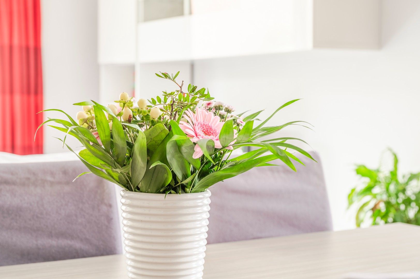 Gelijkvloers appartement + tuin en garagebox te Burcht! foto 3