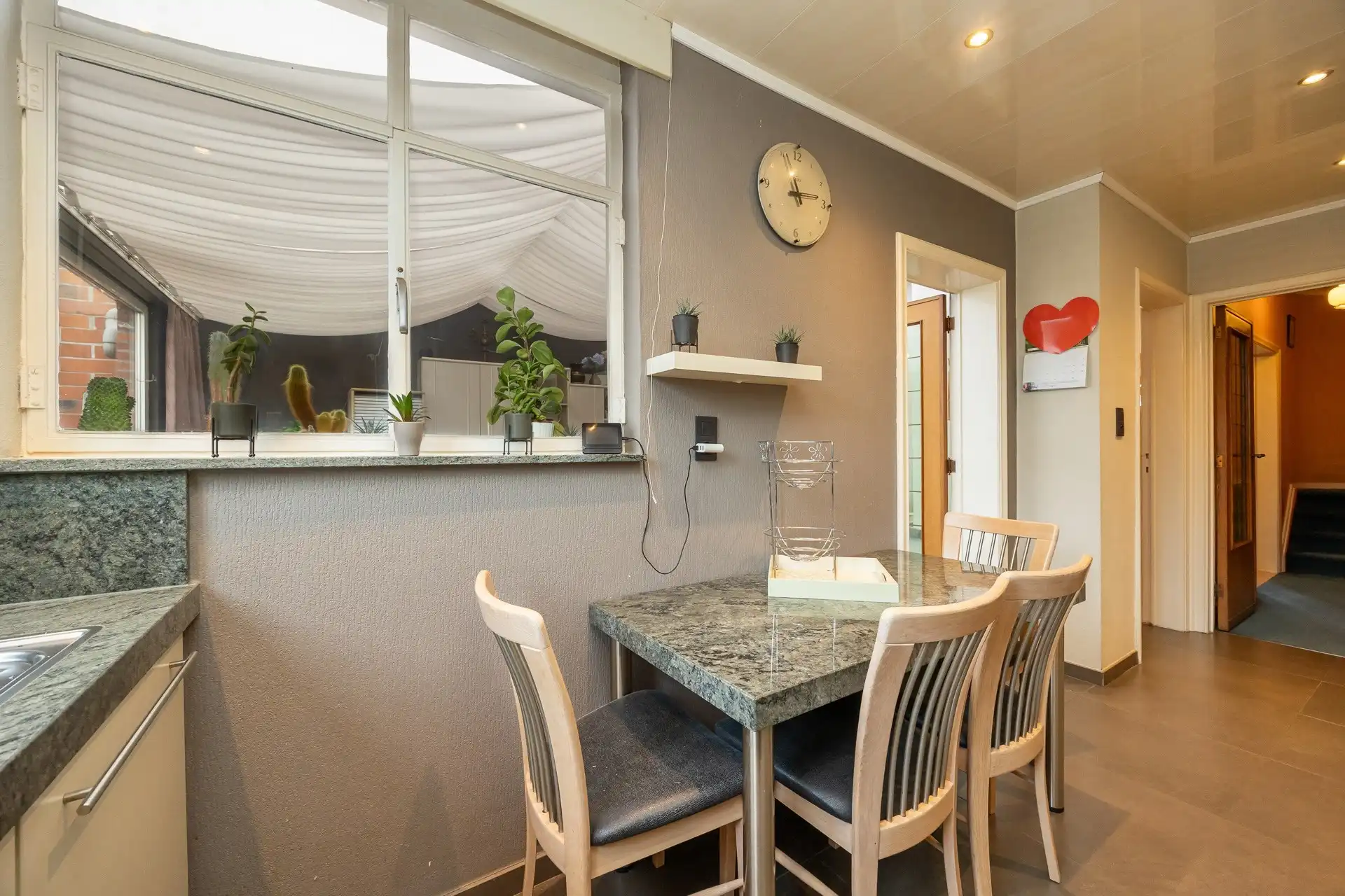 Ruime bel-etage (3-4 slpk) met garage en tuin in Wommelgem foto 4