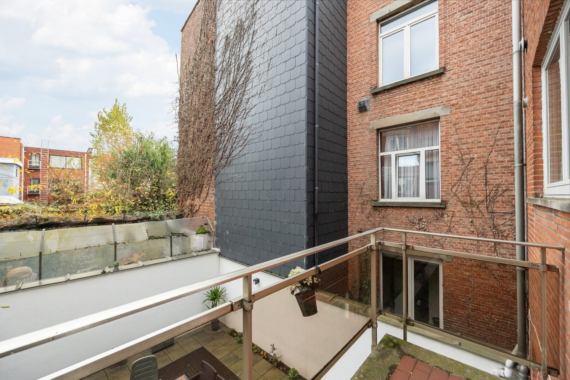 Ruime, instapklare gezinswoning met authentieke elementen in Berchem foto 27