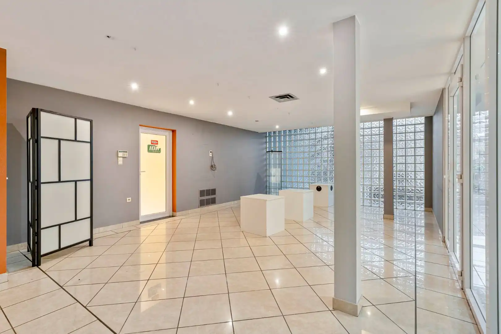 Bedrijfsgebouw met kantoren, magazijnen en woonst - groot 2580 m² foto 9