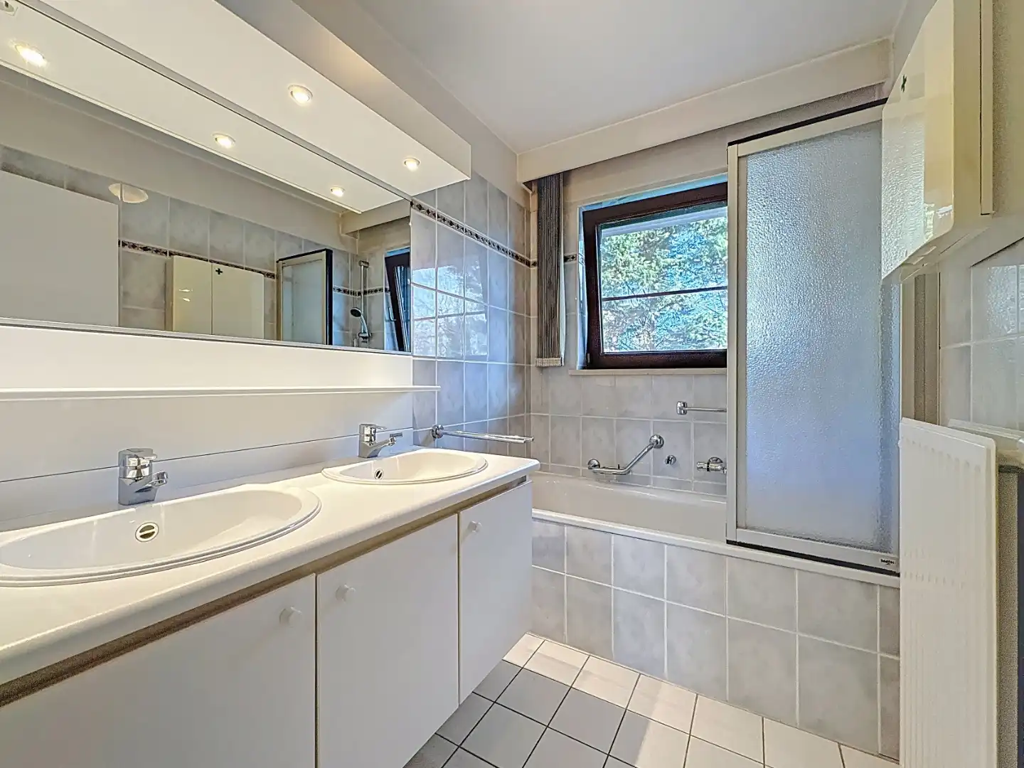 Instapklaar appartement met terras aan voor -en achterzijde. foto 10