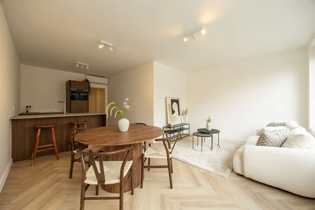 Gerenoveerd appartement met 2 slaapkamers foto 3