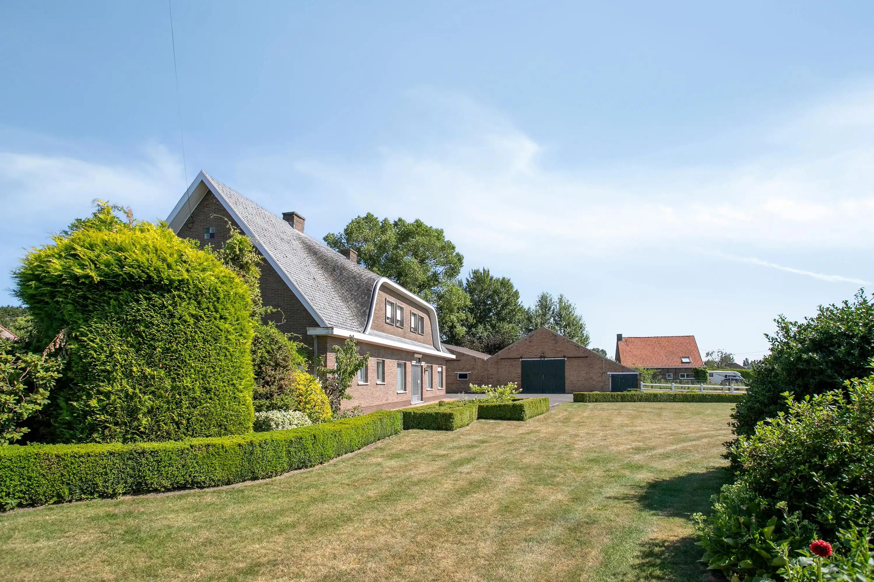 Hoofdfoto van de publicatie: Te renoveren woning met 6 slaapkamers en loodsen te Kortemark
