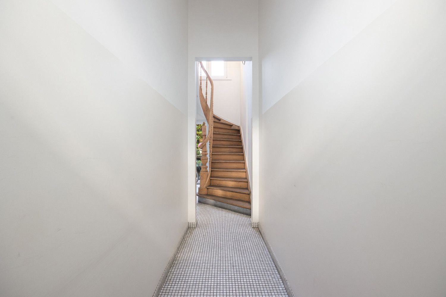 Karaktervolle en lumineuze burgerwoning (262m²) met aangename buitenruimte op hoeklocatie in hartje Zurenborg foto 2