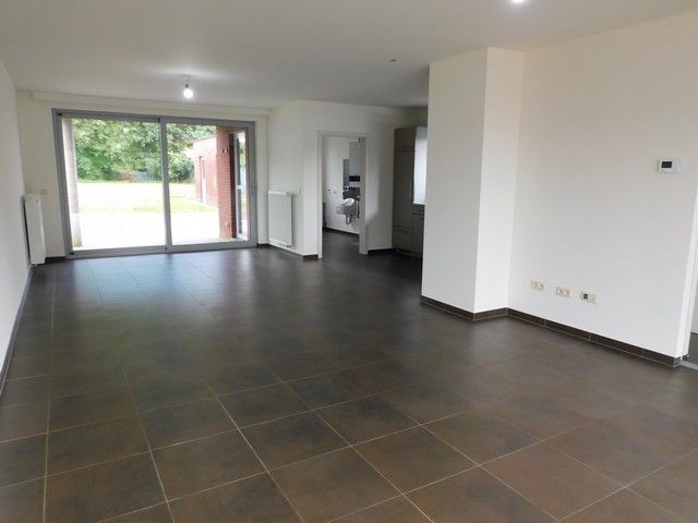 Gezinswoning met 3 slaapkamers, garage en tuin  foto 3