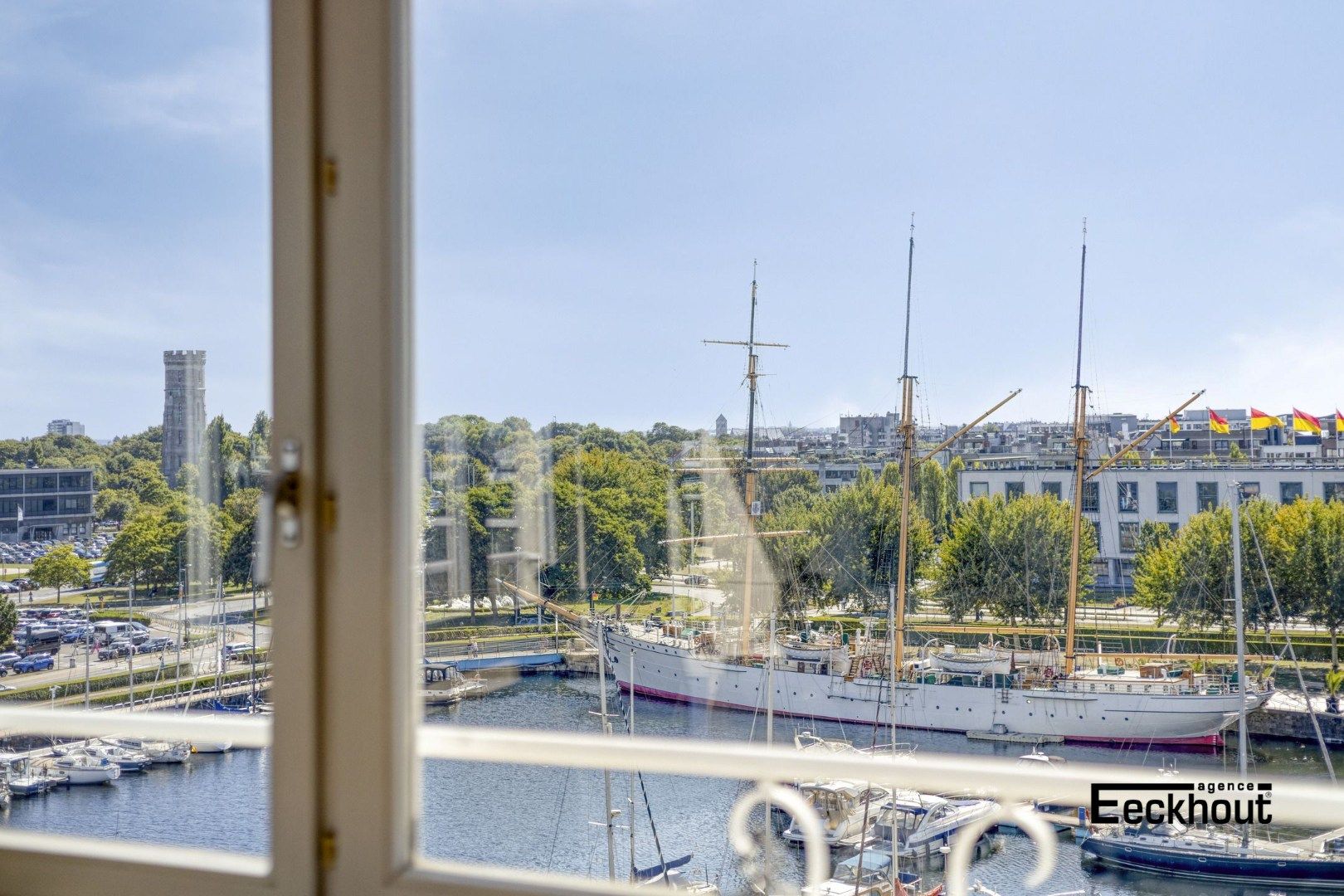 Uiterst ruim (154 m²) hoekappartement met frontaal zicht op de jachthaven te Oostende! foto {{pictureIndex}}