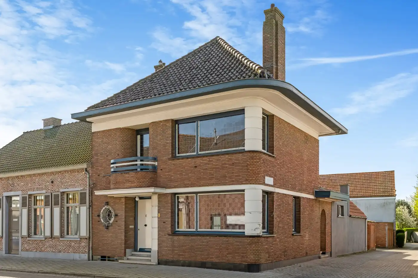 Hoofdfoto van de publicatie: Te renoveren, geklasseerde art deco woning met 3 slpk, ruime zolder en Z-tuin