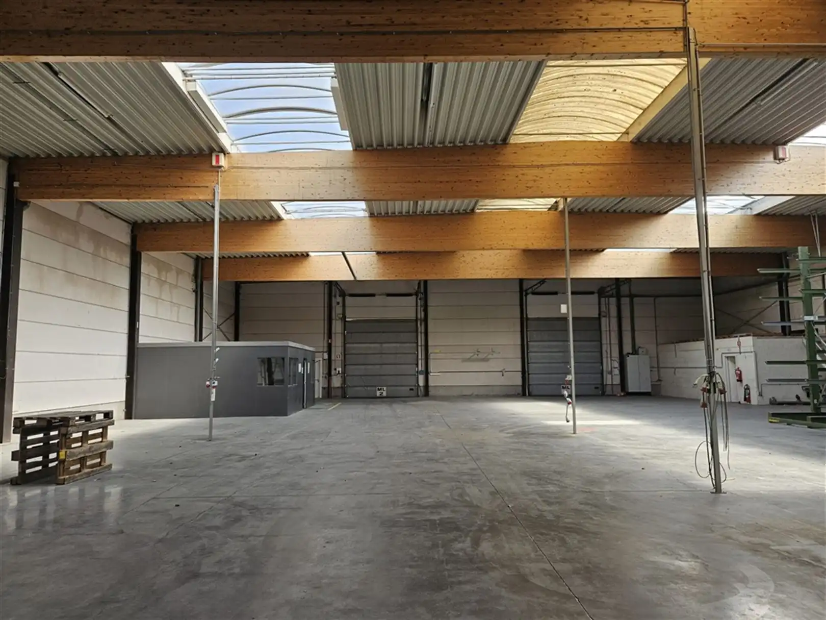 Magazijnen met verhard terrein en kantoren foto 9