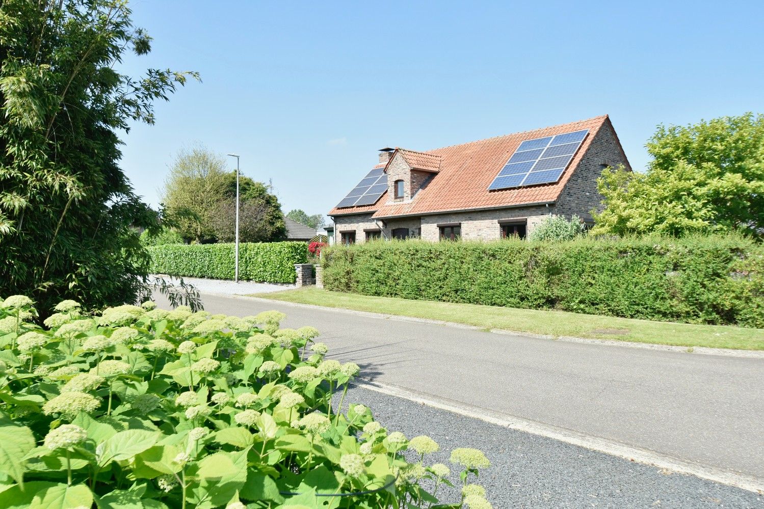 Ruim landelijk woonhuis met lichtrijke tuinkamer, inpandige garage en vier slaapkamers gelegen in het geliefde Neerharen foto 31