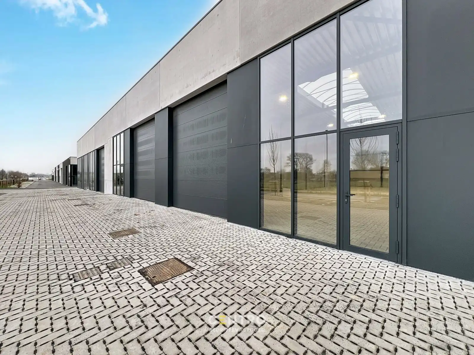 NB-magazijn van ± 275 m² (incl. 2 parkeerplaatsen!) en moderne glaspartij in driehoek TIELT-DEINZE-WAREGEM ! foto 4
