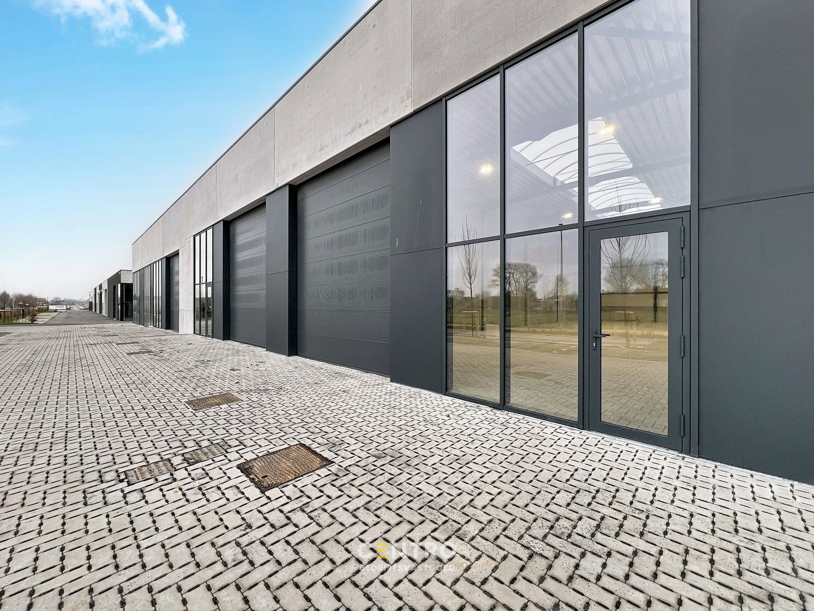 NB-magazijn van ± 275 m² (incl. 2 parkeerplaatsen!) en moderne glaspartij in driehoek TIELT-DEINZE-WAREGEM ! foto 4