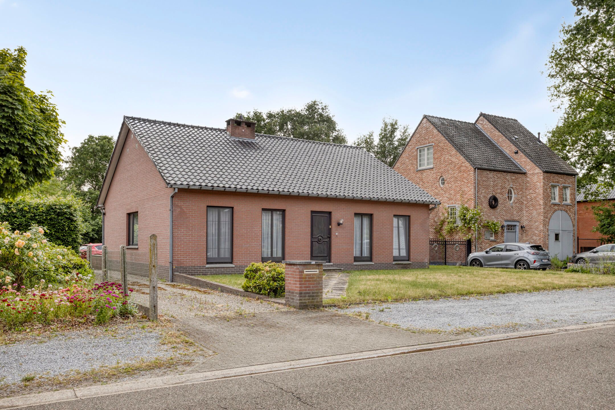 Te renoveren woning op ruim perceel foto 2