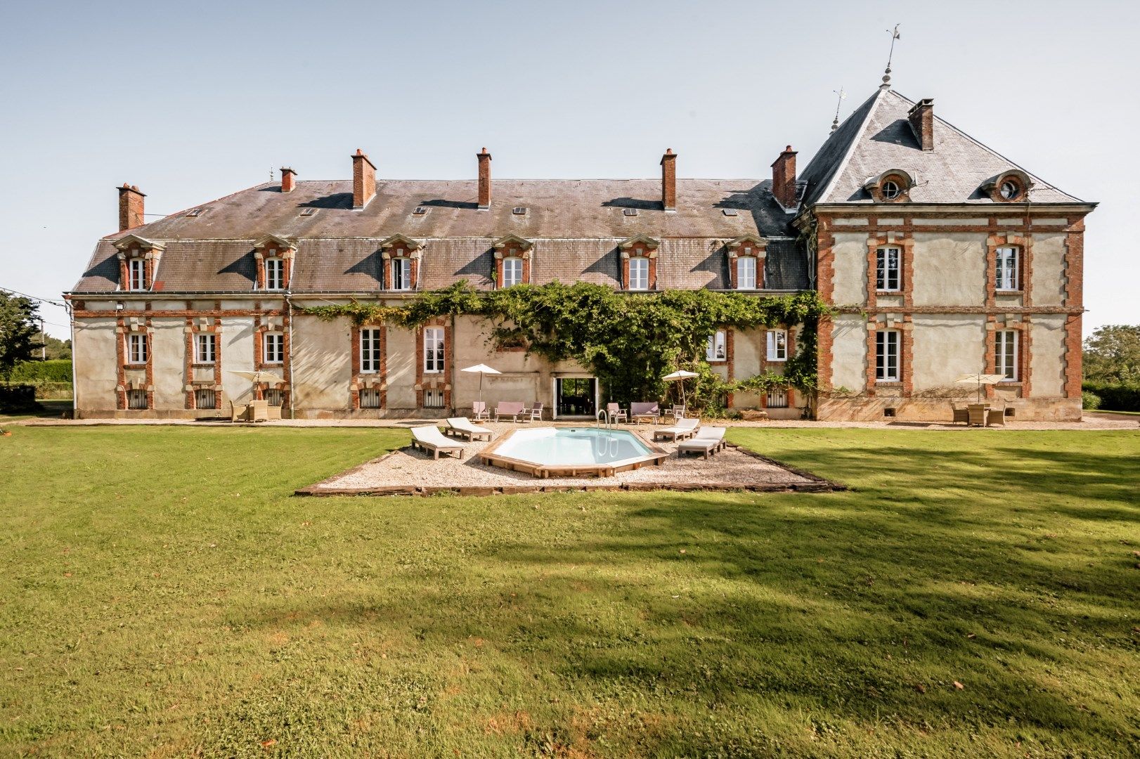 Hoofdfoto van de publicatie: KASTEEL/B&B MET 10 SLAAPKAMERS EN 7 BADKAMERS