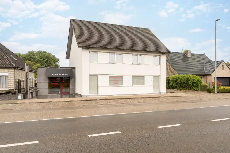 Ruime gezinswoning met handelsruimte en dubbele garage foto {{pictureIndex}}