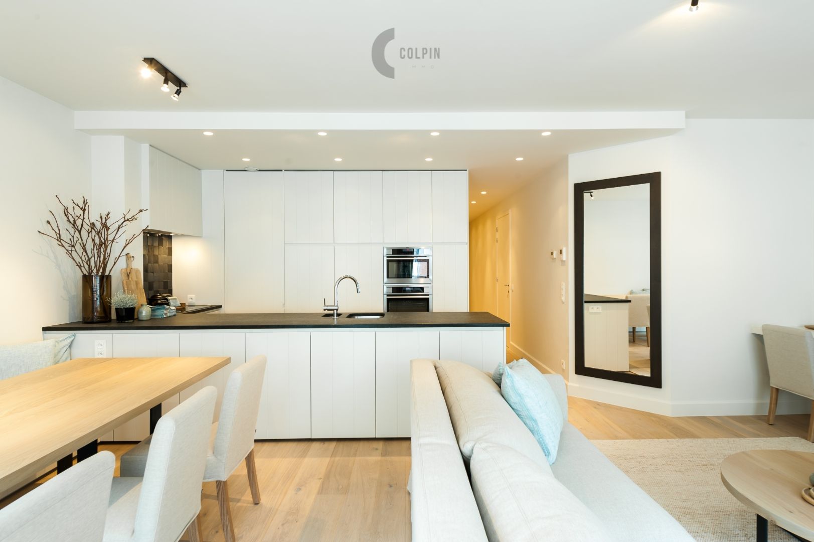 Instapklaar, gemeubeld appartement in een zijstraat van het Heldenplein. foto 2