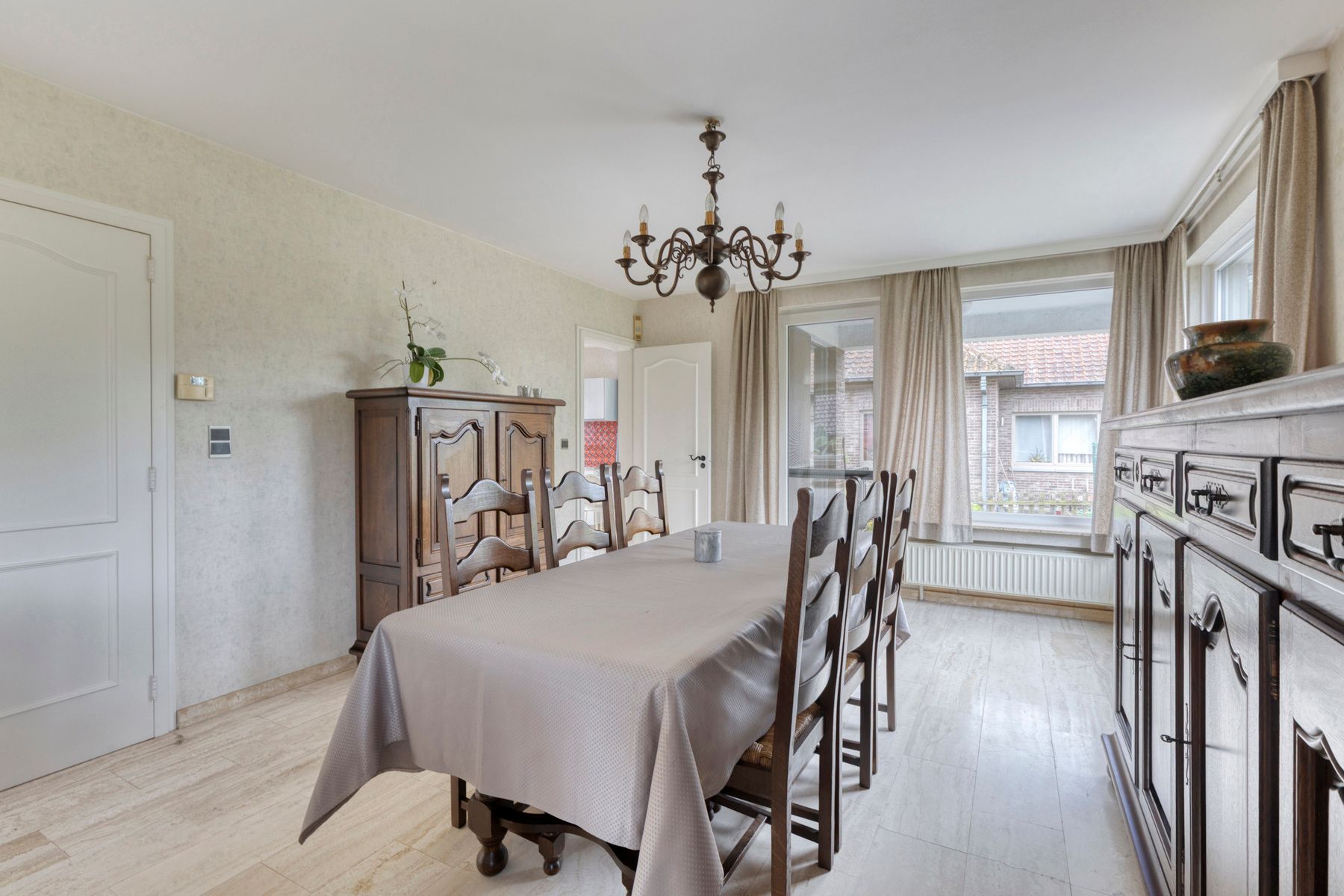 Residentieel gelegen villa met 4 slaapkamers en bureel foto 9