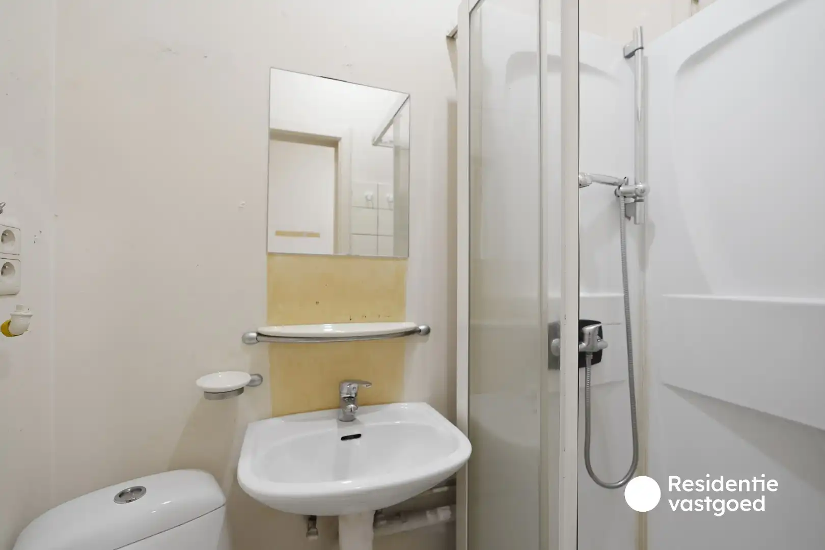 Interessante investeringseigendom met 2 vergunde appartementen, garage en ruime tuin! foto 8