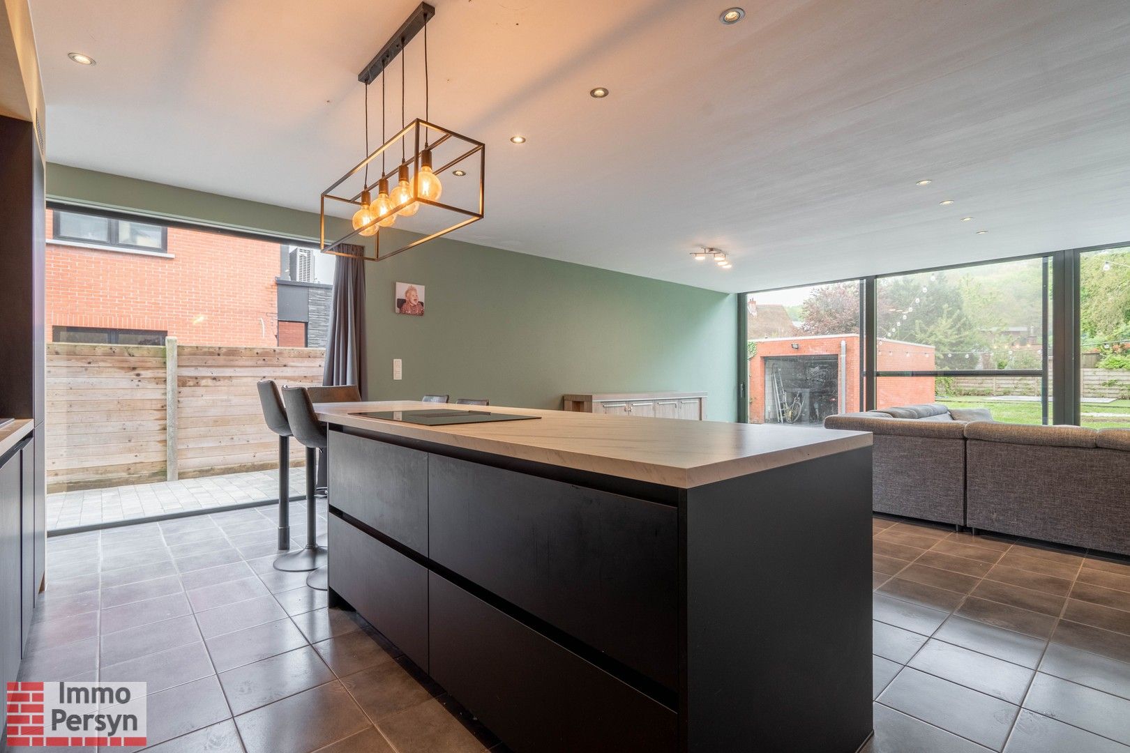 Prachtige HOB (2012) met 6 Slaapkamers, 2 Badkamers, Zwembad en Vrijstaande Garage foto 4
