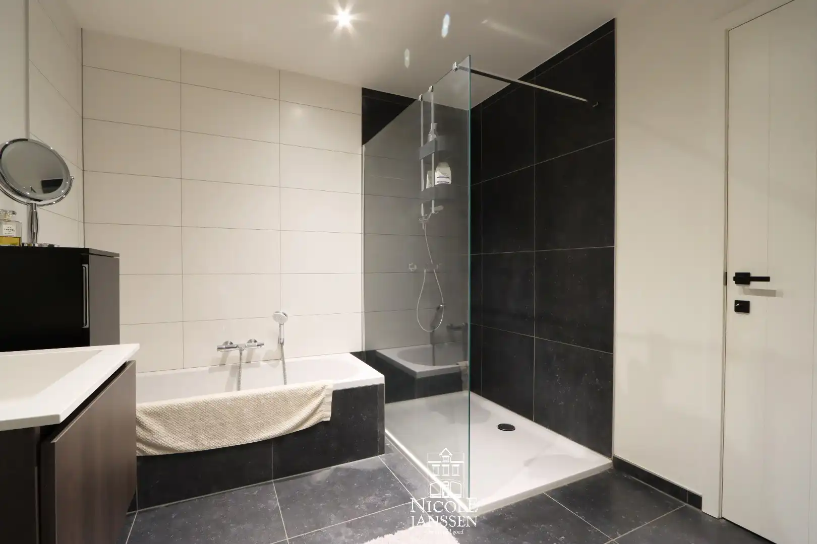 Trendy appartement met gezellig binnenterras en lift in het hartje van Maaseik foto 13