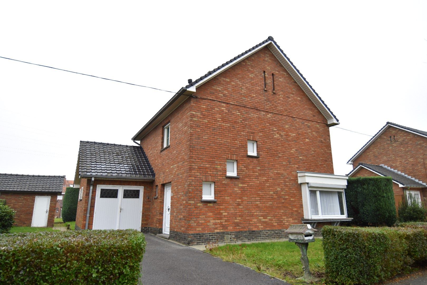 Hoofdfoto van de publicatie: Alleenstaande woning met 3 slaapkamers, garage en een mooi stukje tuin te koop in woonwijk te Moorsele