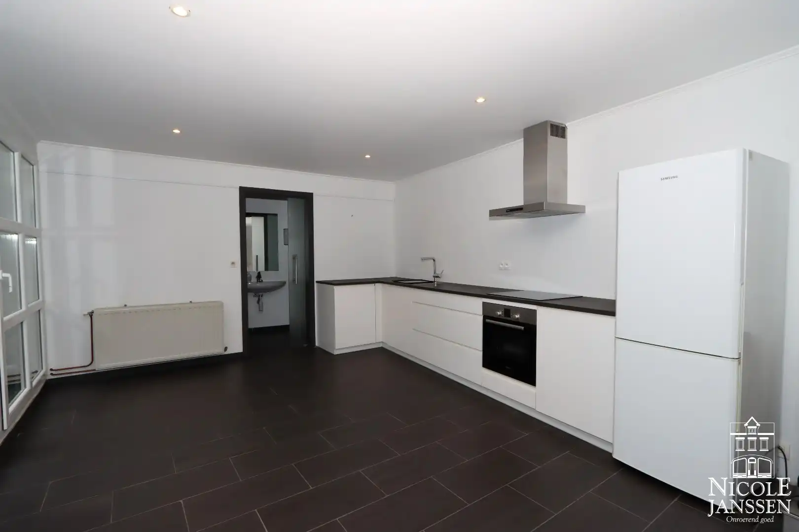 Hoofdfoto van de publicatie: Interessant gebouw met twee appartementen 