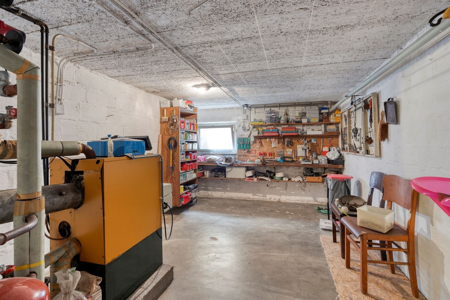 Vrijstaande woning met 4 slaapkamers, ruime tuin en garage op een riant perceel van 9a99ca, rustig gelegen nabij het centrum van Maaseik.  foto 29