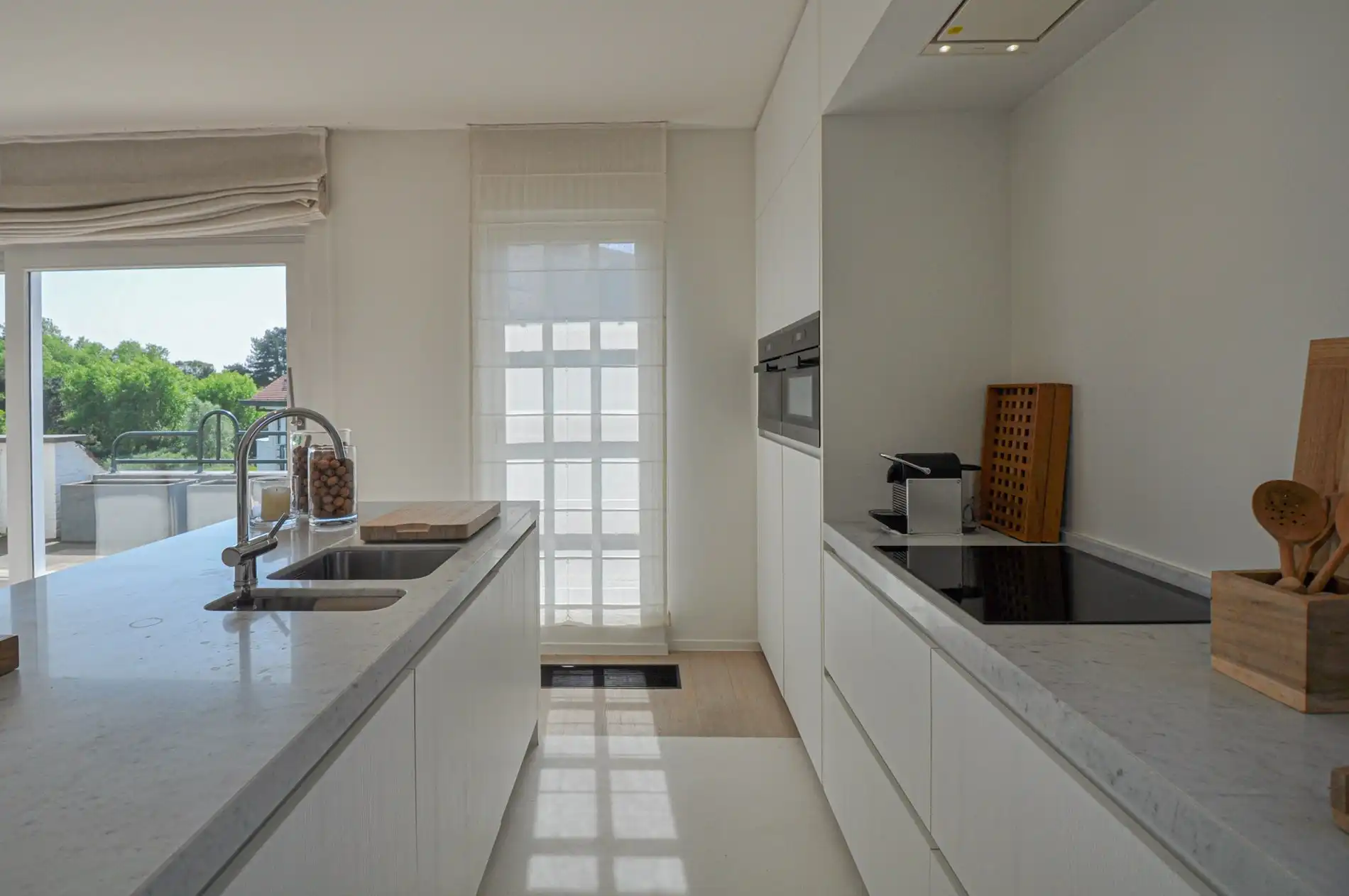 Subliem hoekappartement met ruime terrassen gelegen in het prestigieuze domein Tennis Garden. foto 16