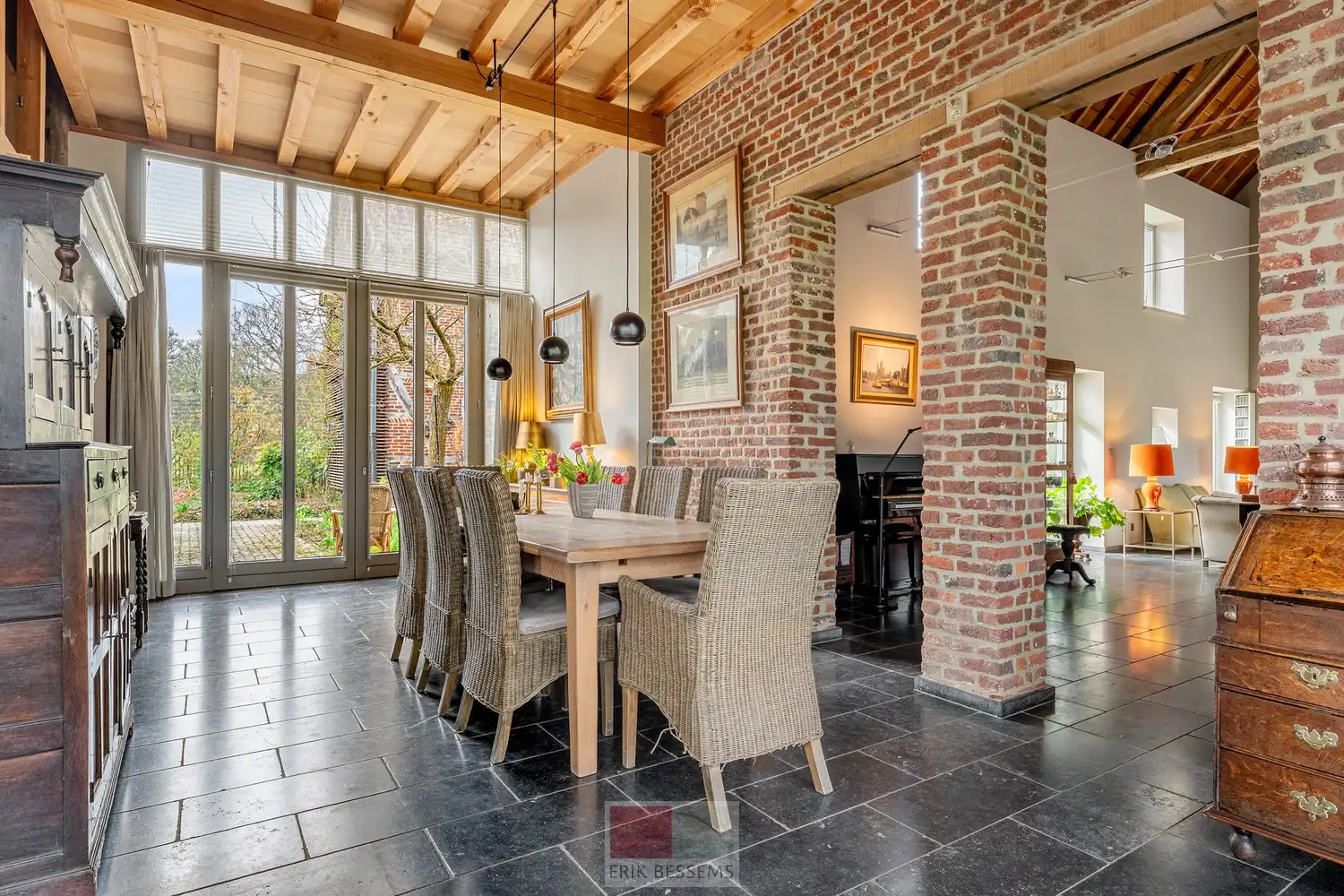 Een zeer karaktervol woonerf van maar liefst 3996 m² met bijzondere uitstraling, bestaande uit een prachtige hoofdwoning (voormalige schuur en stallen) en een charmant vakwerkhuis. foto 11