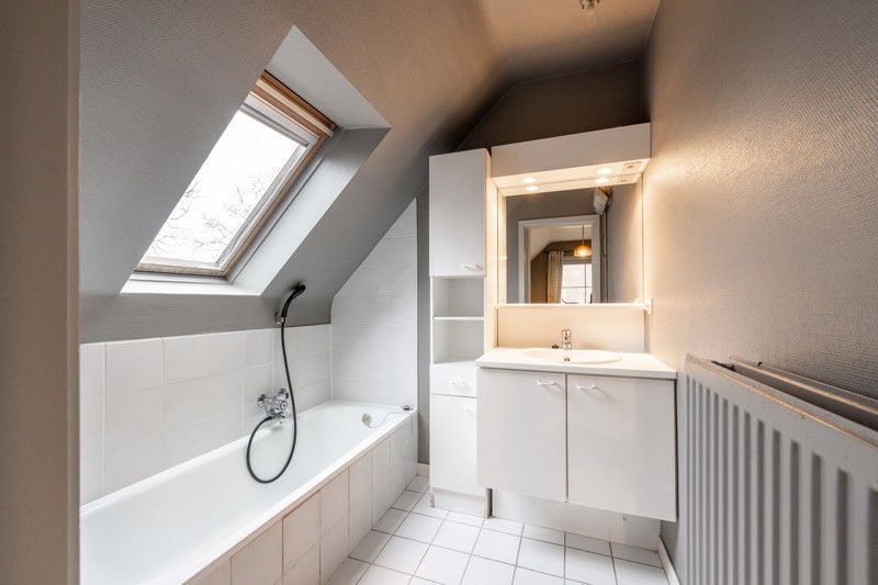 Instapklare halfopen woning met 4 slaapkamers en zonnige tuin TE KOOP in Oostrozebeke! foto 13