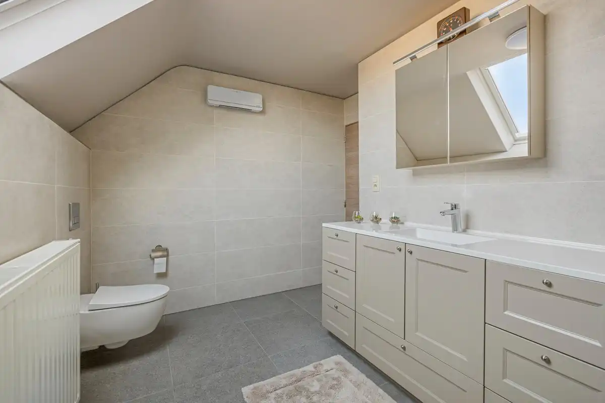 Instapklare villa met 3 slaapkamers, grote bureelkamer en garages foto 24