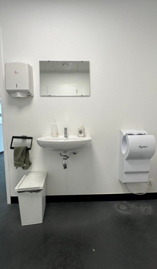 Instapklare kantoren te huur met terras vlakbij afrit R4 in Evergem foto 23