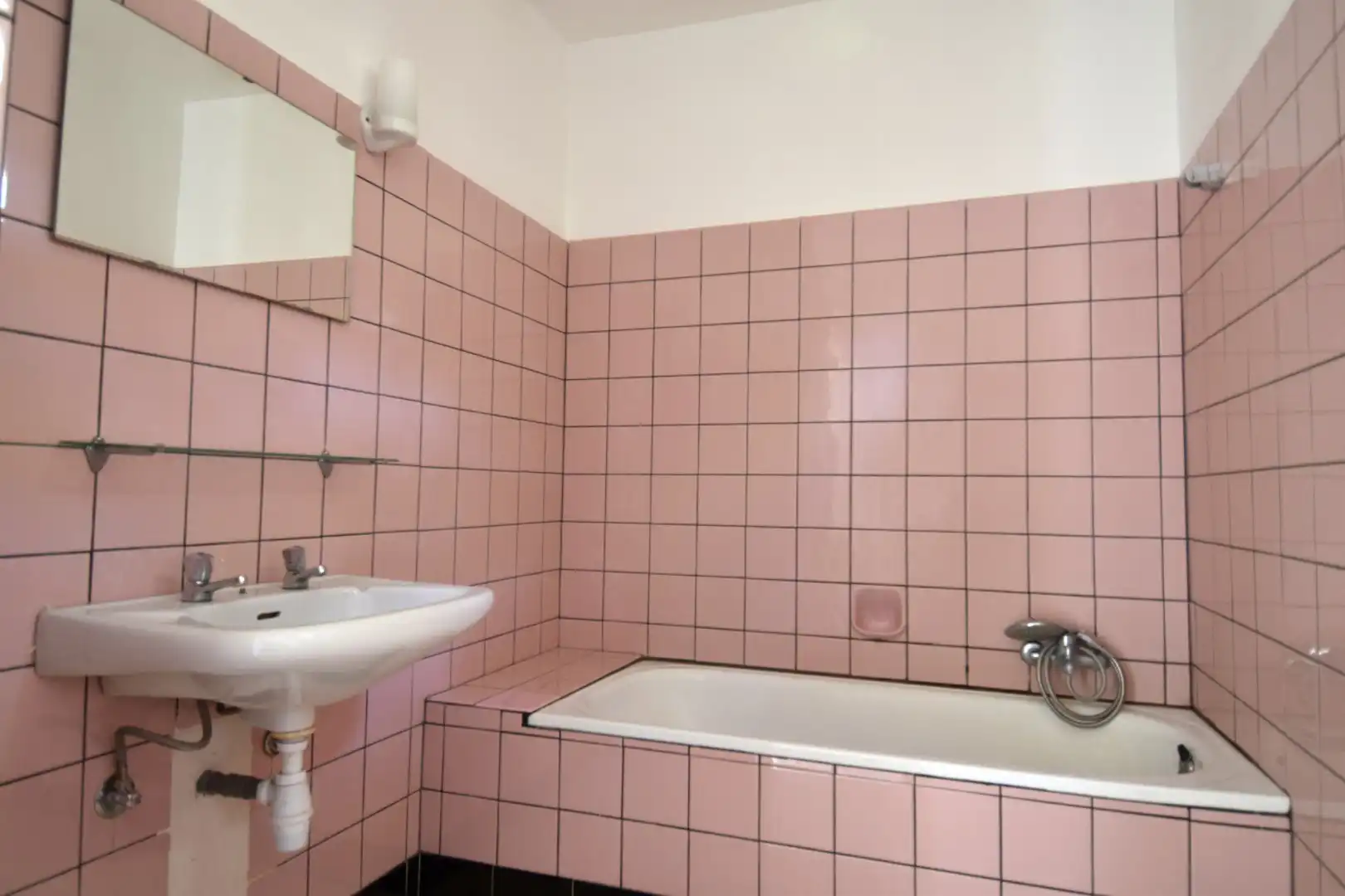 Verzorgde bel-etage met 3 garages (verhuurd op vandaag!) op toplocatie te koop in Gullegem foto 5