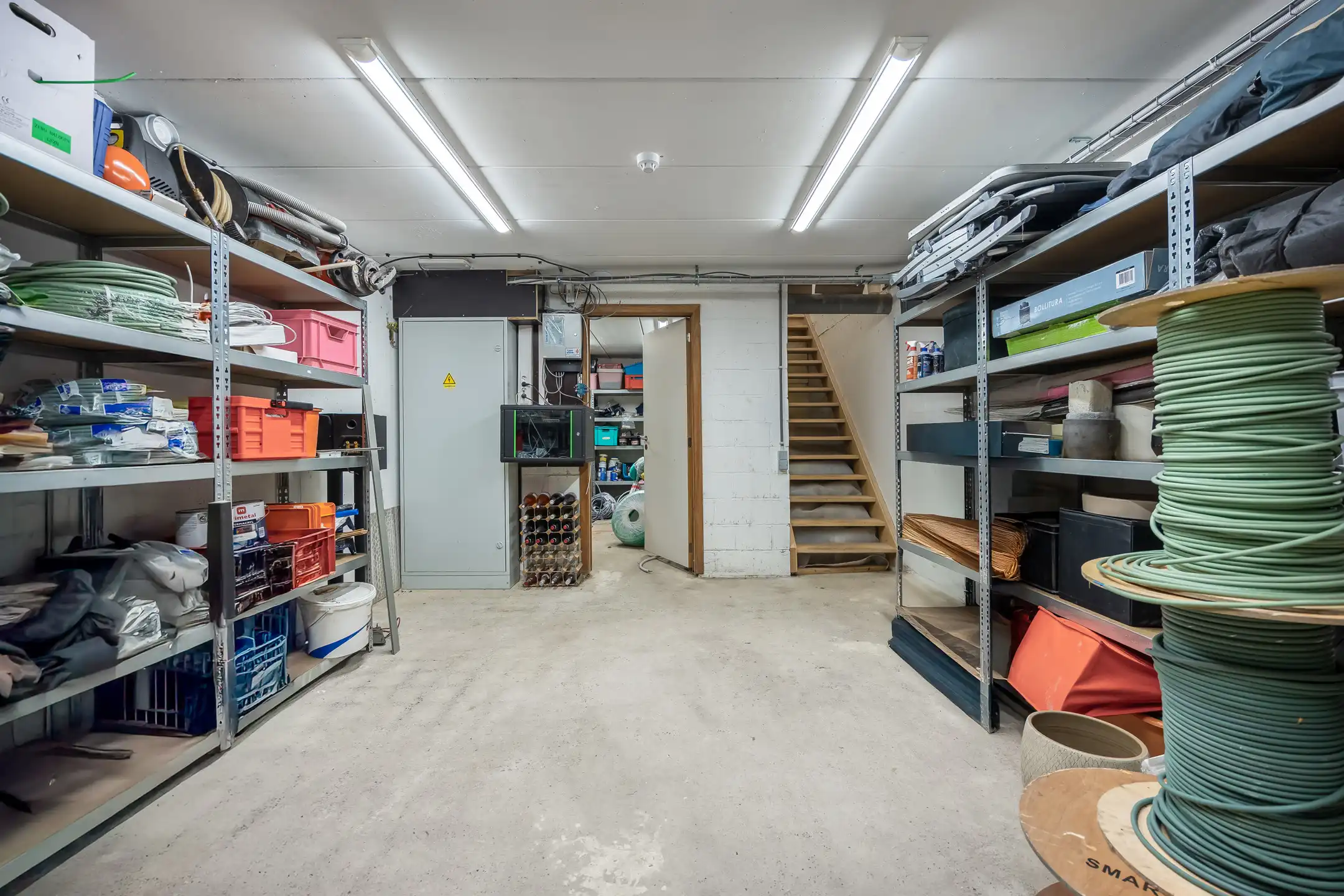 Luxueuze moderne villa met zwemvijver omringd door groen foto 37