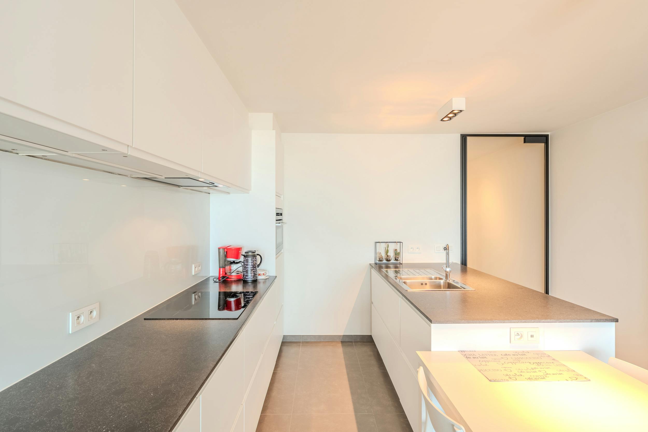 Gerenoveerd 1-slaapkamerappartement met frontaal zeezicht! foto 6