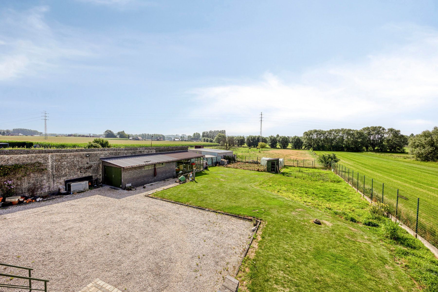 Vrijstaande woning met grote tuin en veel potentieel foto 3