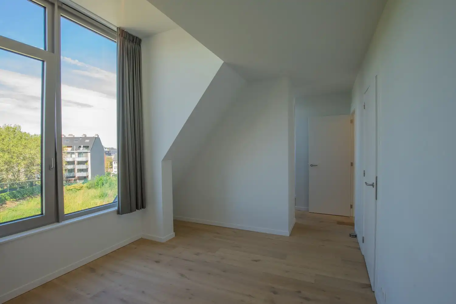 Energiezuinig dakappartement met 1 slaapkamer, aparte dressing/bureau, terras en ondergrondse staanplaats in Residentie Luster foto 13